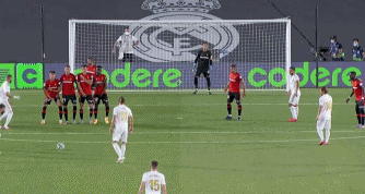 手腕骨折+肩部受伤，巴黎主席纳赛尔缠着绷带赴客场督战欧冠